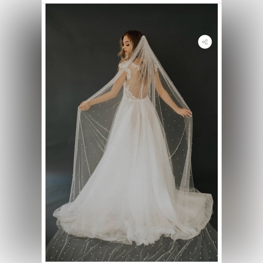 Untamed Petals Jackson Cathedral Veil 110”
